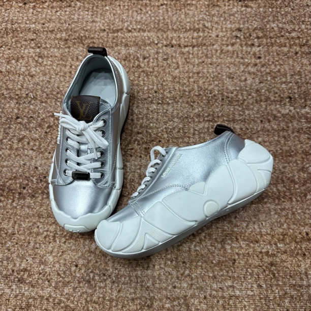 99新 LouisVuitton/路易威登 99新lv羊皮革金属感休闲鞋/37.5码