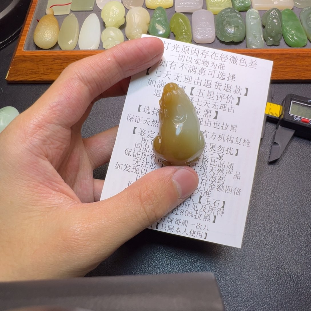 橘***南和田玉未镶嵌颈饰