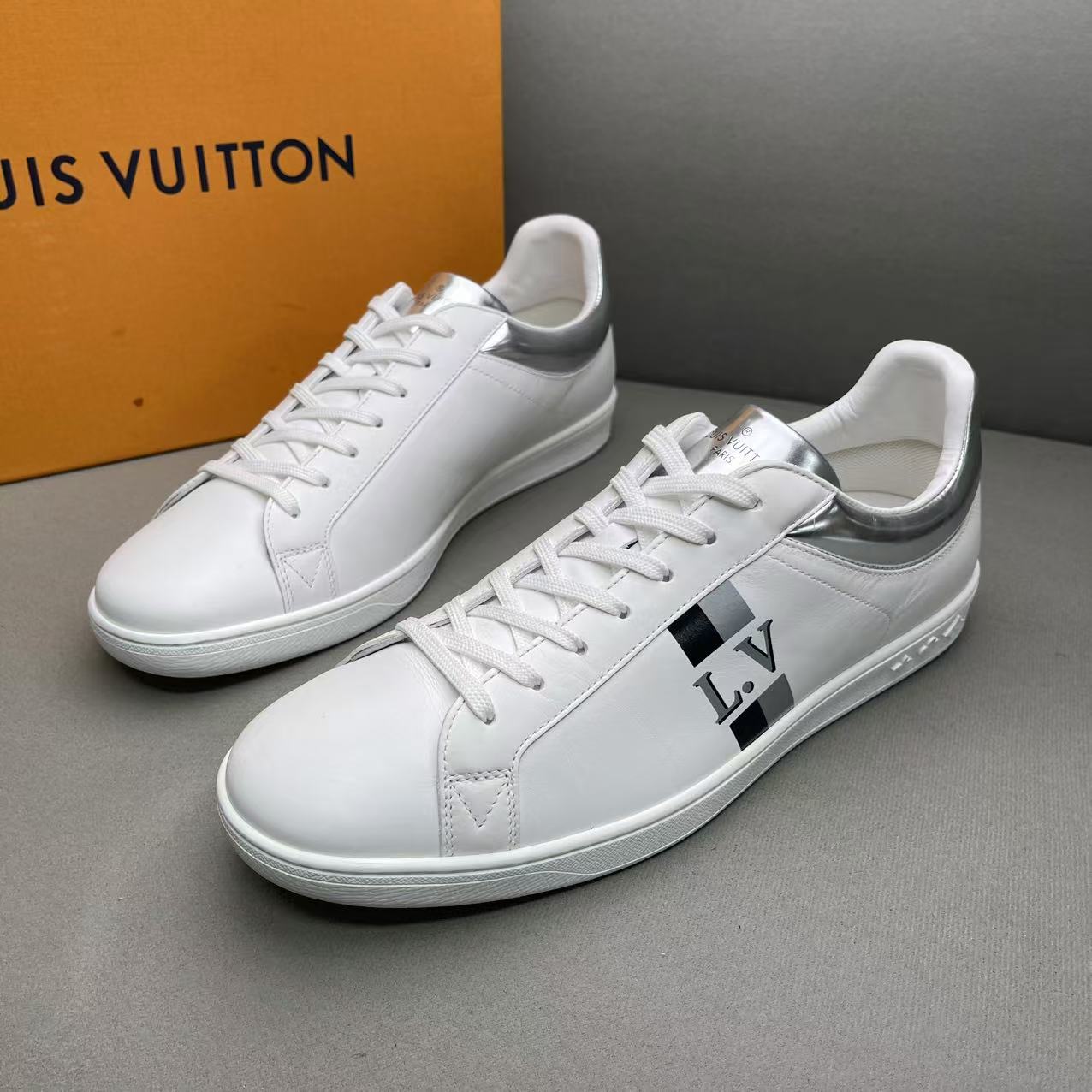 LouisVuitton/路易威登白色时尚百搭大logo银尾板鞋 42码/98新