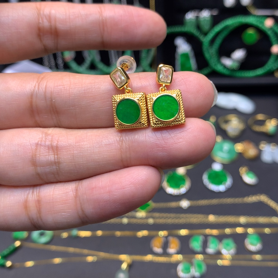 翡翠未镶嵌颈饰有纹