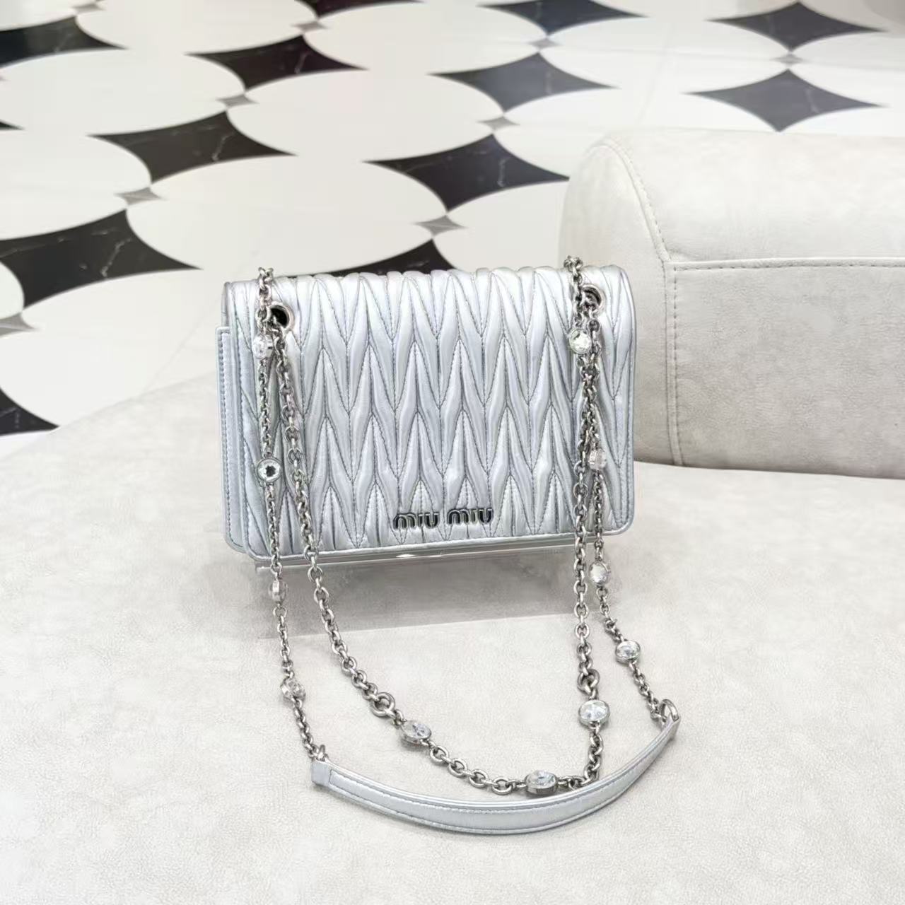 95新 MIU MIU/缪缪 GGS褶皱宝石链条woc银色银扣羊单肩包48724322