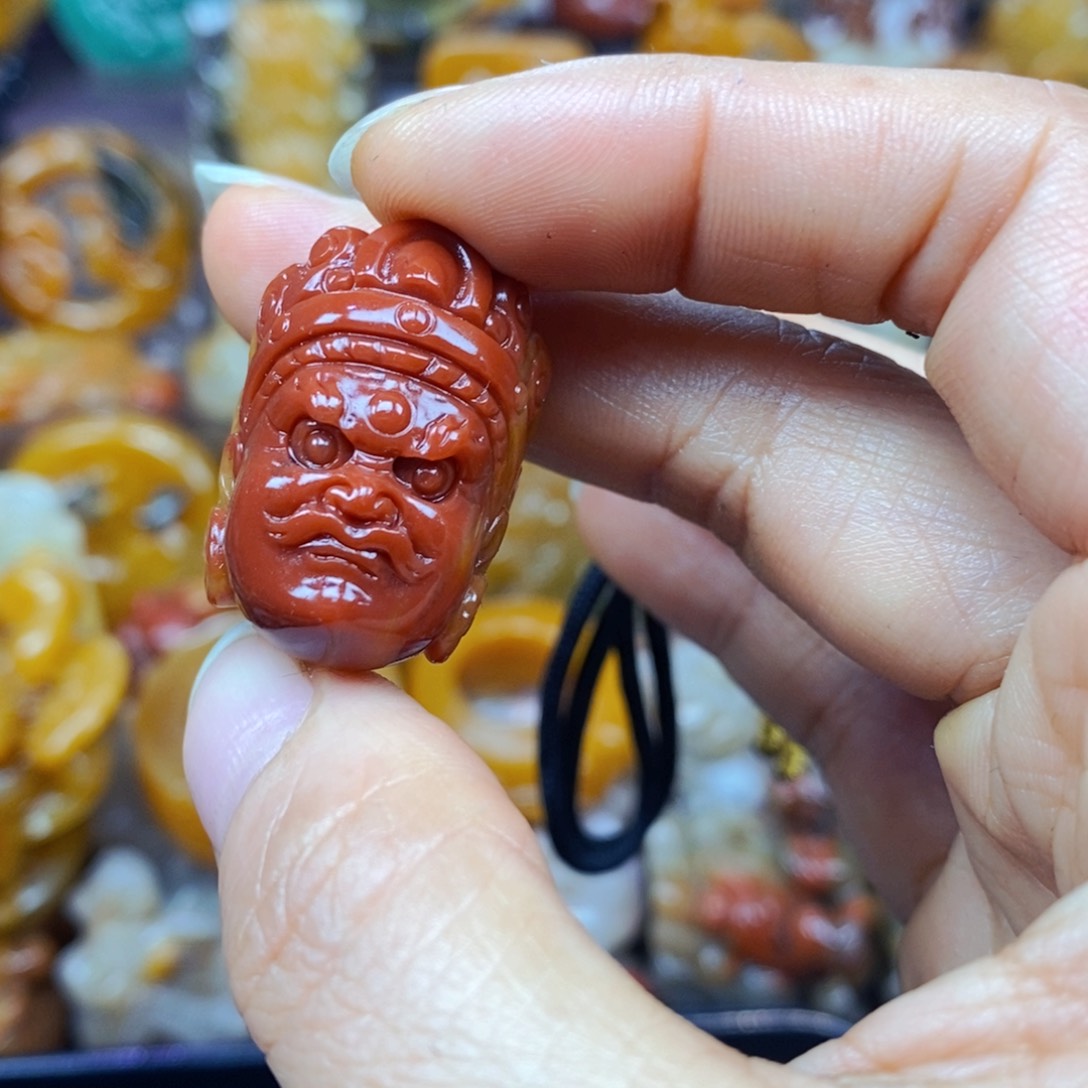 未镶嵌石英质玉（黄龙玉）颈饰