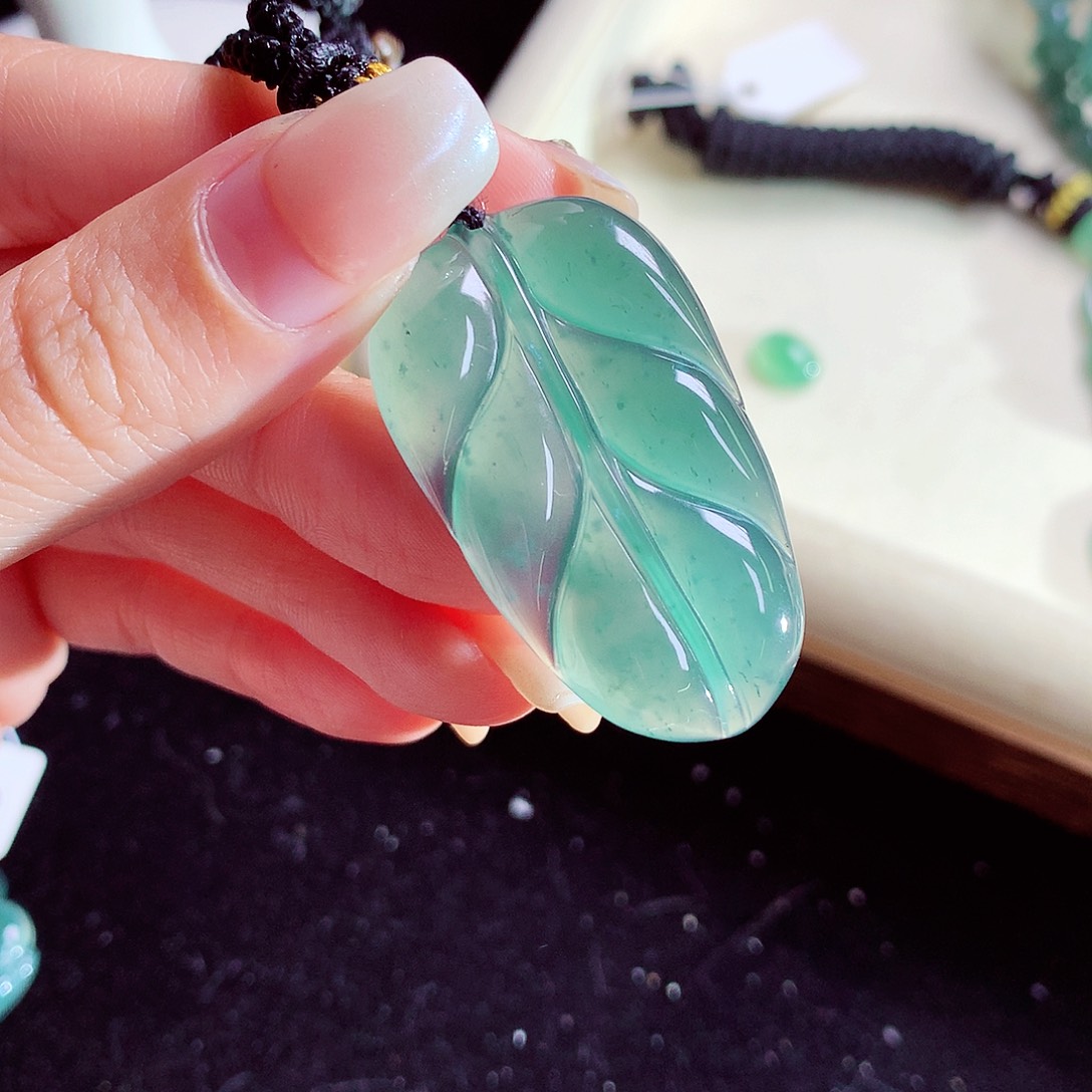 颈饰未镶嵌翡翠天然