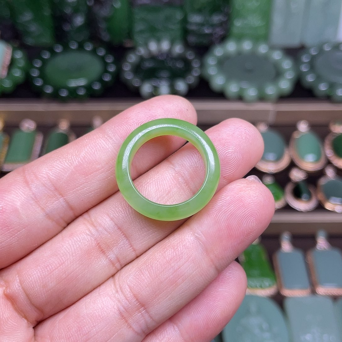 和田玉未镶嵌戒指苹果绿