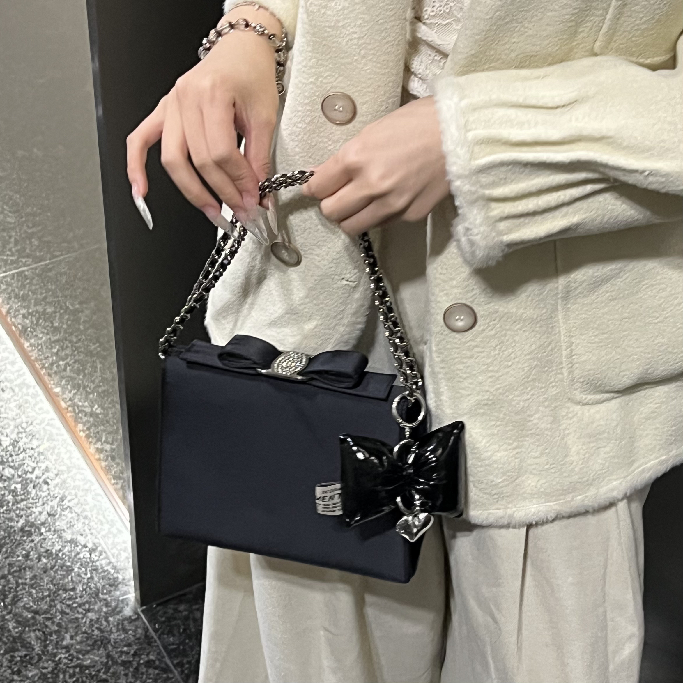 95新 FERRAGAMO/菲拉格慕 黑色钻蝴蝶结缎面晚宴斜挎包