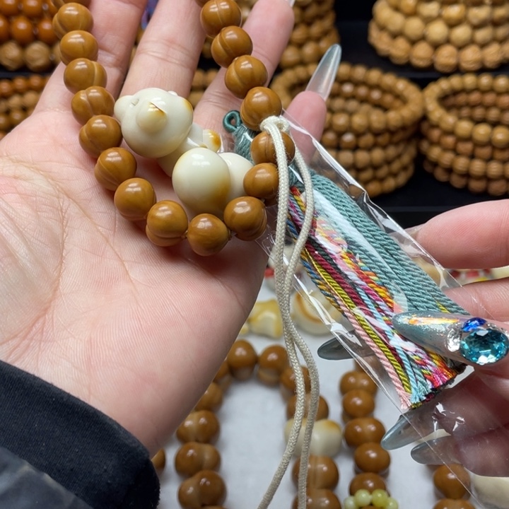 哆****吊坠猴头核桃微瑕小屁桃加爱心小熊流苏