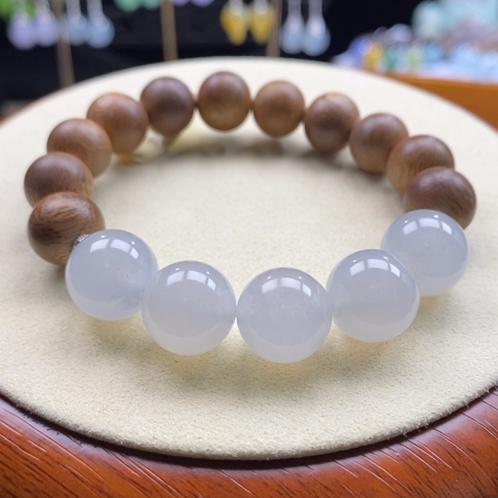 沉香木手串翡翠搭配沉香木手串