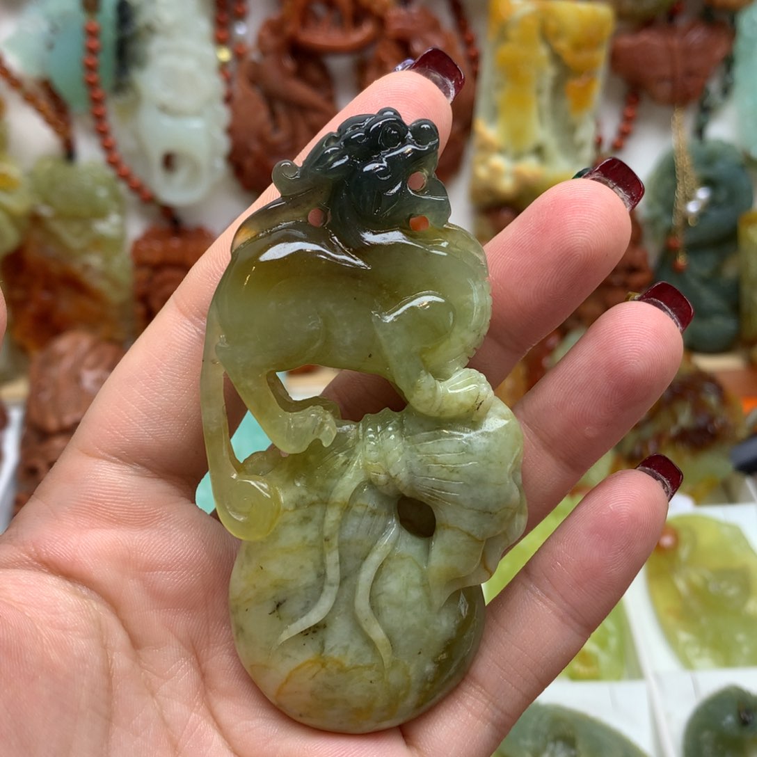 蛇纹石玉颈饰未镶嵌