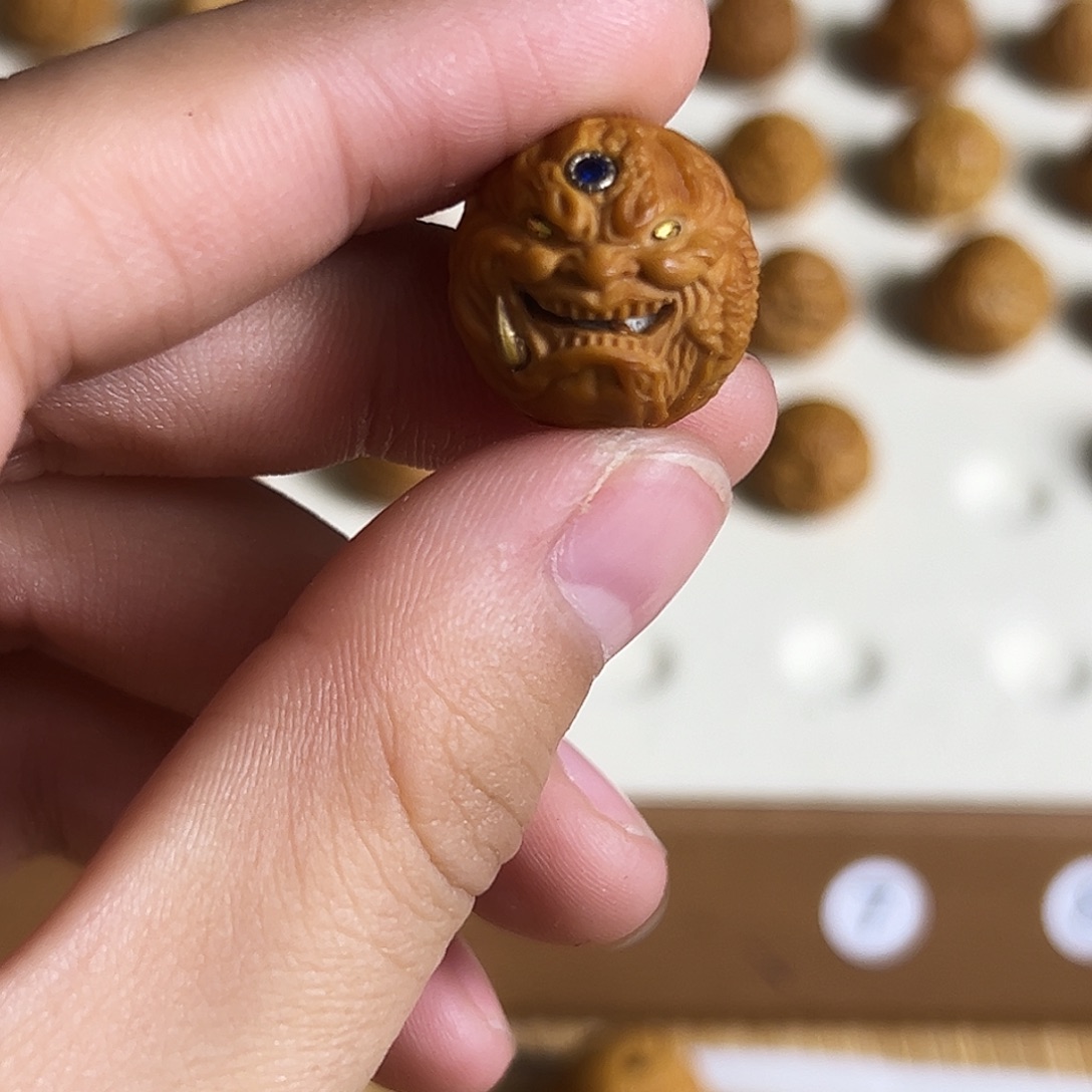 嘿***（猴头核桃吊坠瑕疵带钉镶嵌单颗