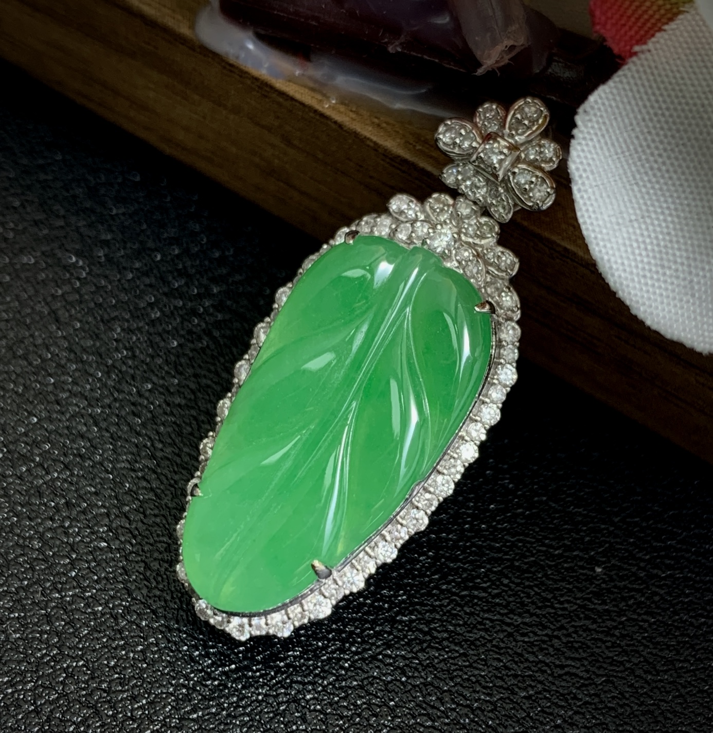 猪宝行18K金镶嵌天然缅甸a货翡翠甜阳绿层次感时尚精美翡翠饰品