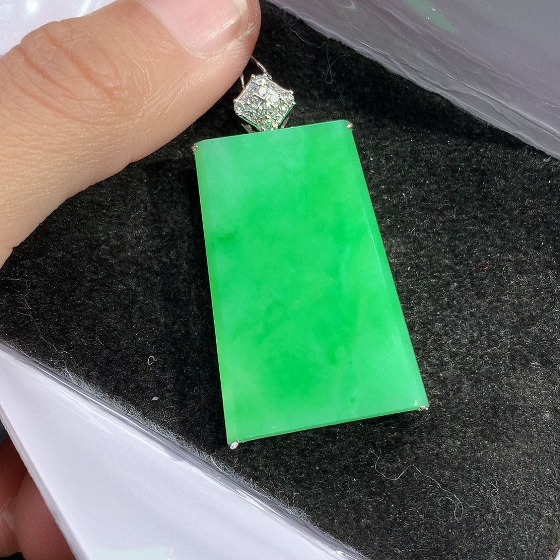 翡翠吊坠(赠链)18K金镶嵌