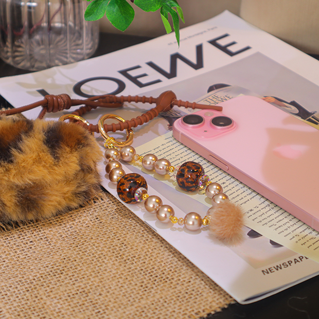 2025新款心形豹纹毛球珍珠串珠链手机链挂绳女用钥匙扣包包挂饰