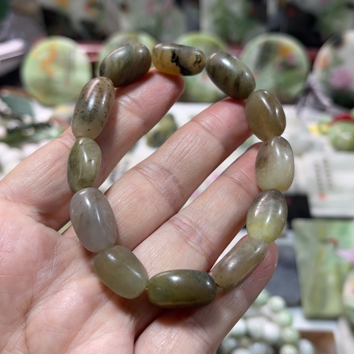 独山玉未镶嵌颈饰