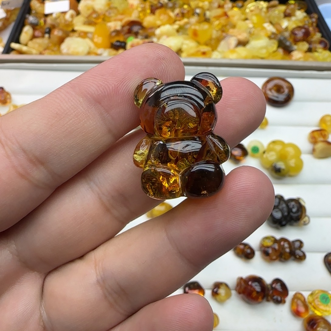 琥珀未镶嵌裸石6克有瑕