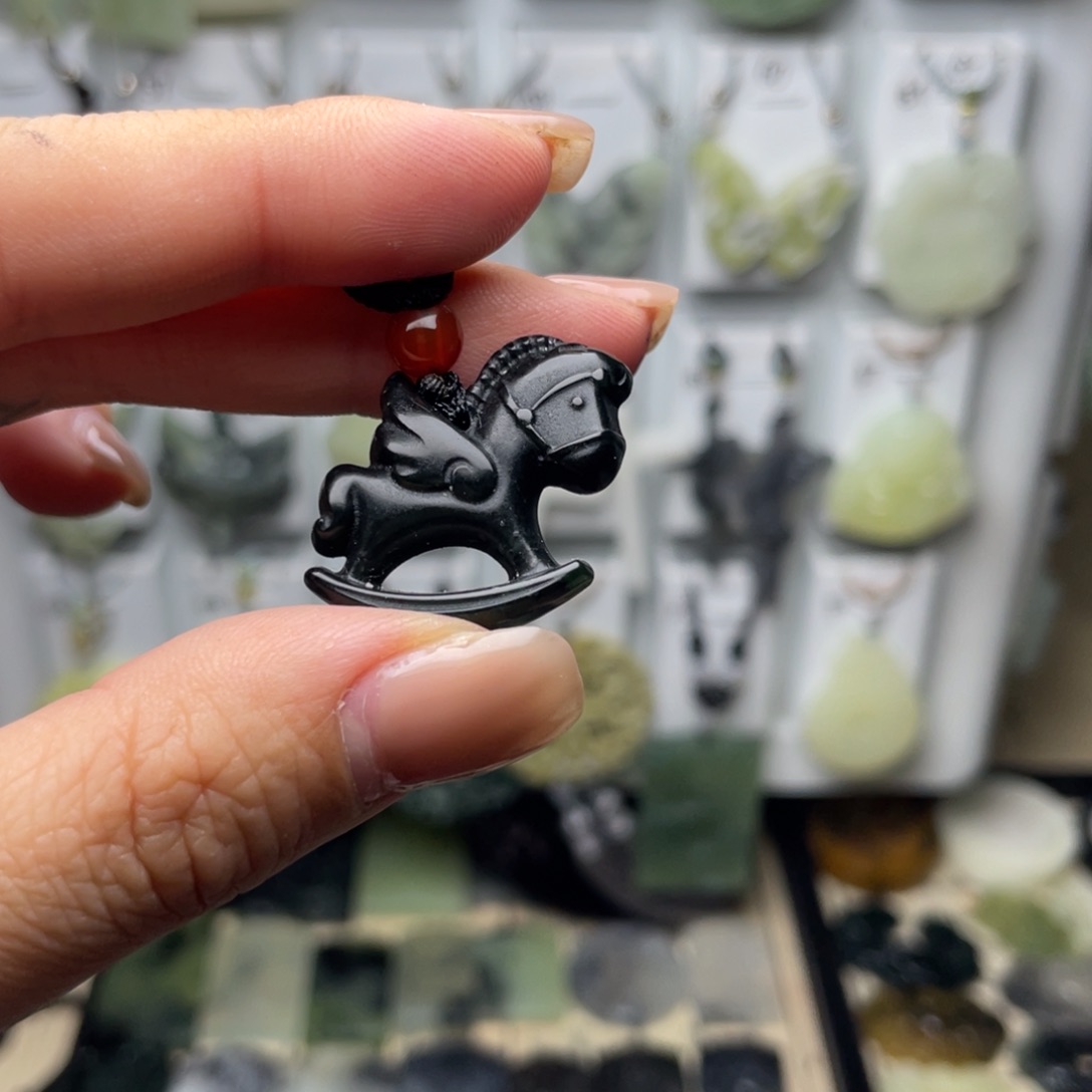 岫玉未镶嵌颈饰木马