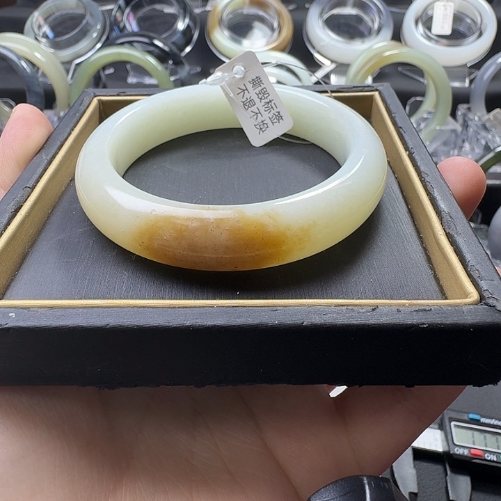 和田玉未镶嵌手镯