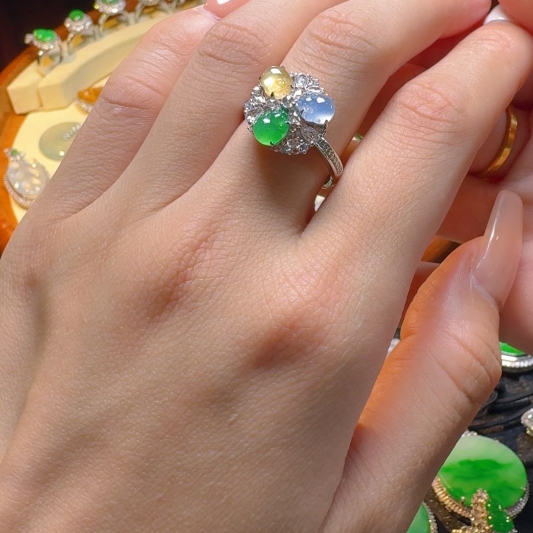 翡翠18K金镶嵌戒指貔貅戒指