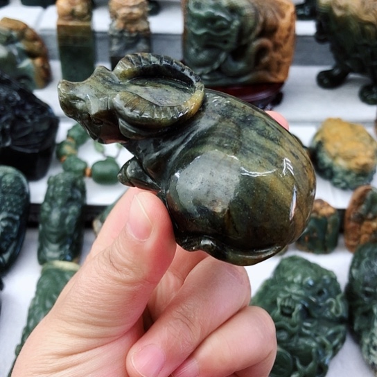 未镶嵌岫岩河磨玉（透闪石质玉）把件