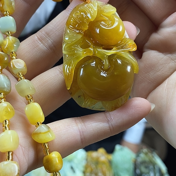 蛇纹石玉未镶嵌颈饰