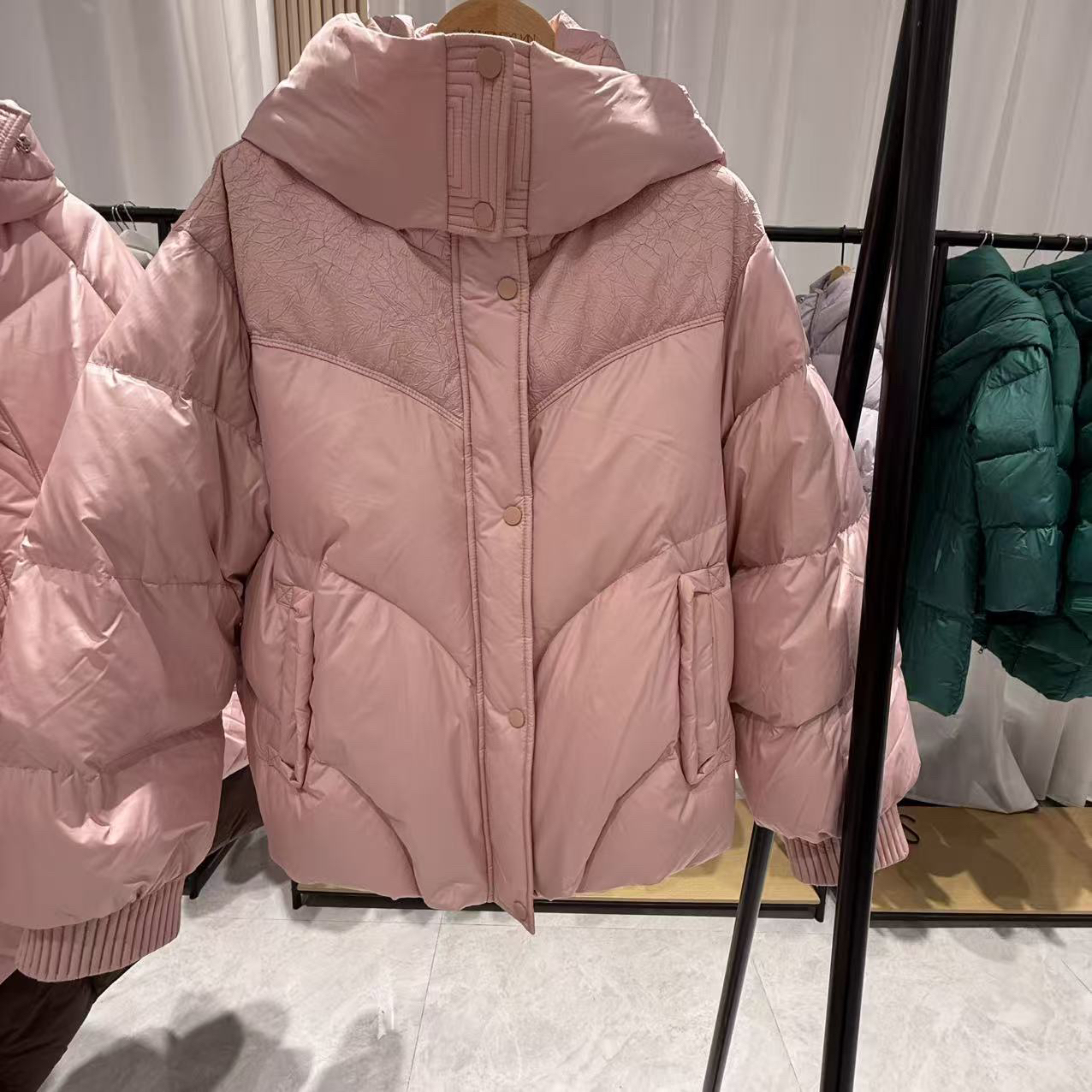 短款白鸭绒羽绒服