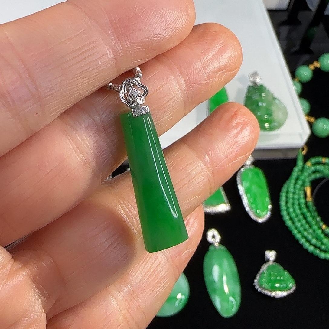 翡翠18K金镶嵌颈饰