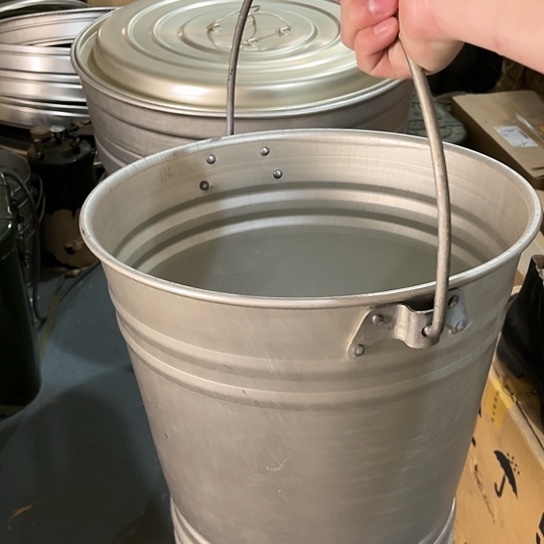 【闪购商品】用****3两个轻微瑕疵，氧化铝水桶