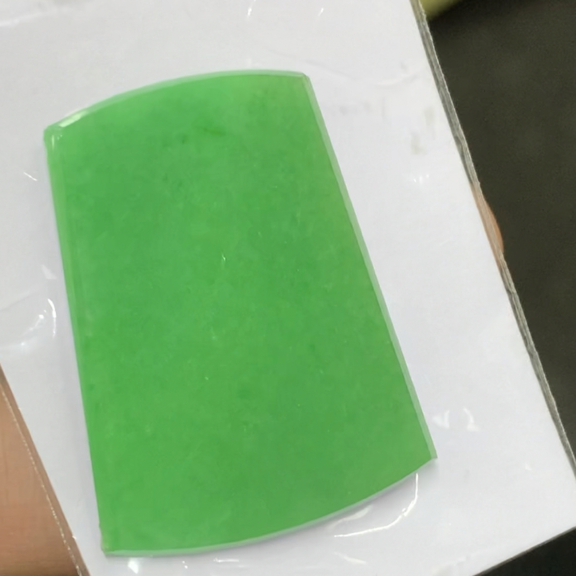 天然a货缅甸翡翠，满阳绿无事牌吊坠，肉质细腻底子干净满色不露白