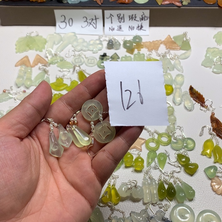 今***雨合金蛇纹石玉耳钉