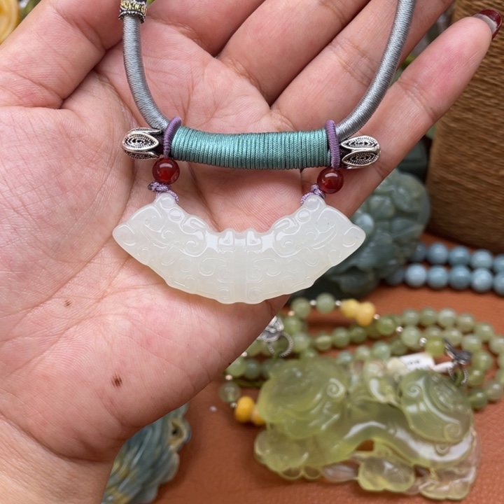 蛇纹石玉吊坠合金