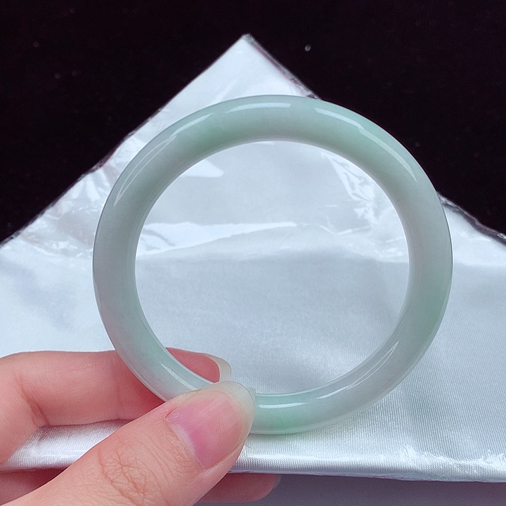 翡翠手镯未镶嵌翡翠