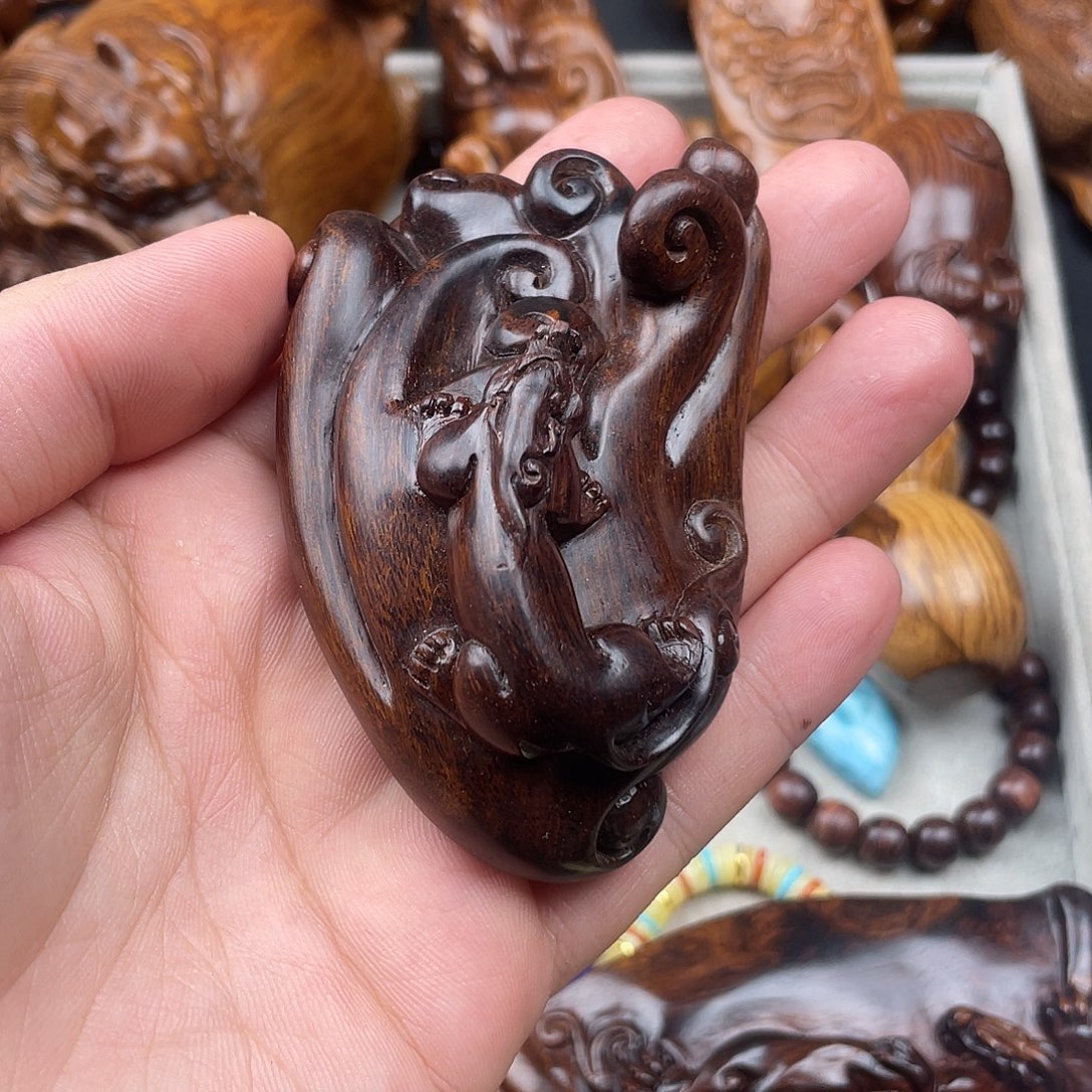 刘***生黄花梨/降香黄檀把件300