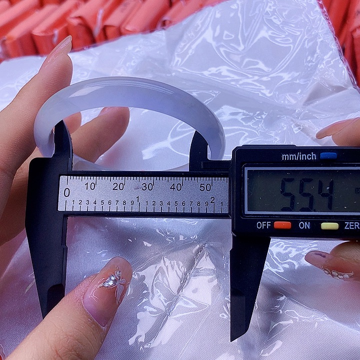 翡翠手镯未镶嵌117。  