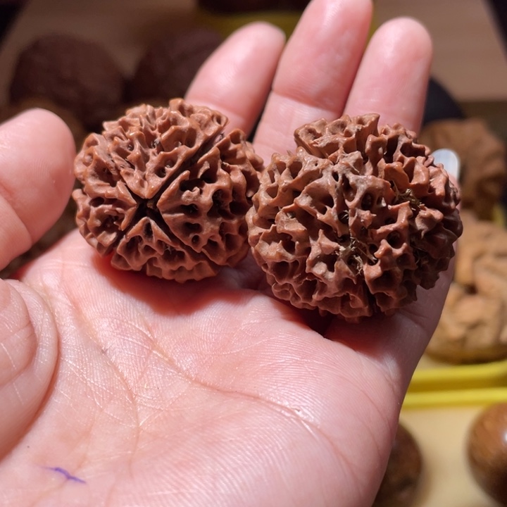 桃核把件四五瓣金刚