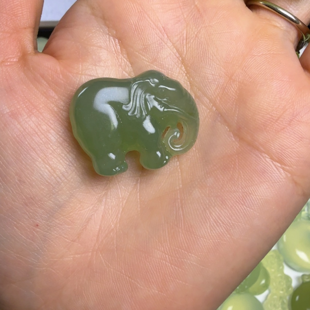 月***海蛇纹石玉未镶嵌颈饰