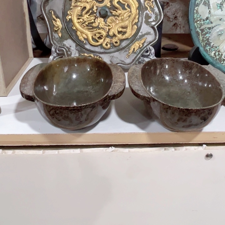 碟生**易器型规整，釉色温润