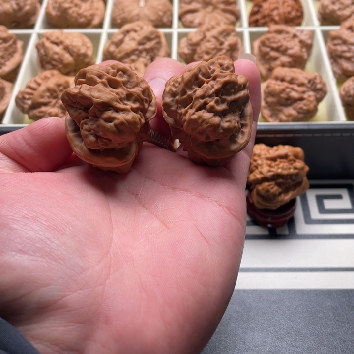 .***见文玩核桃吊坠蛙王