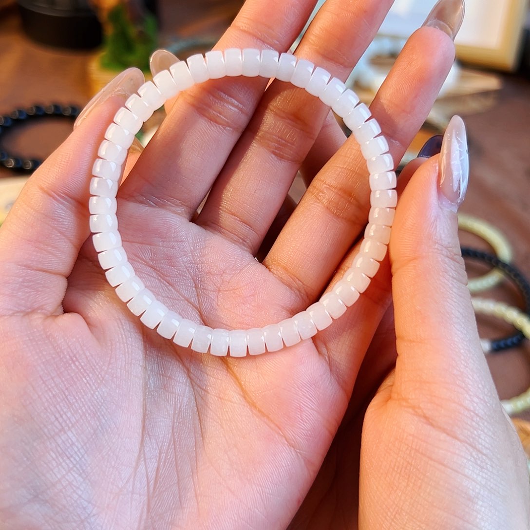 歆***元和田玉未镶嵌手串