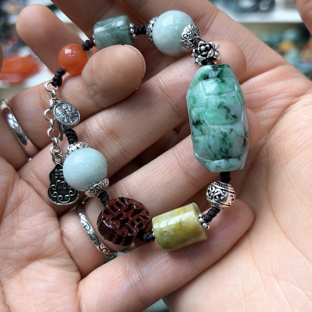 翡翠颈饰未镶嵌手串