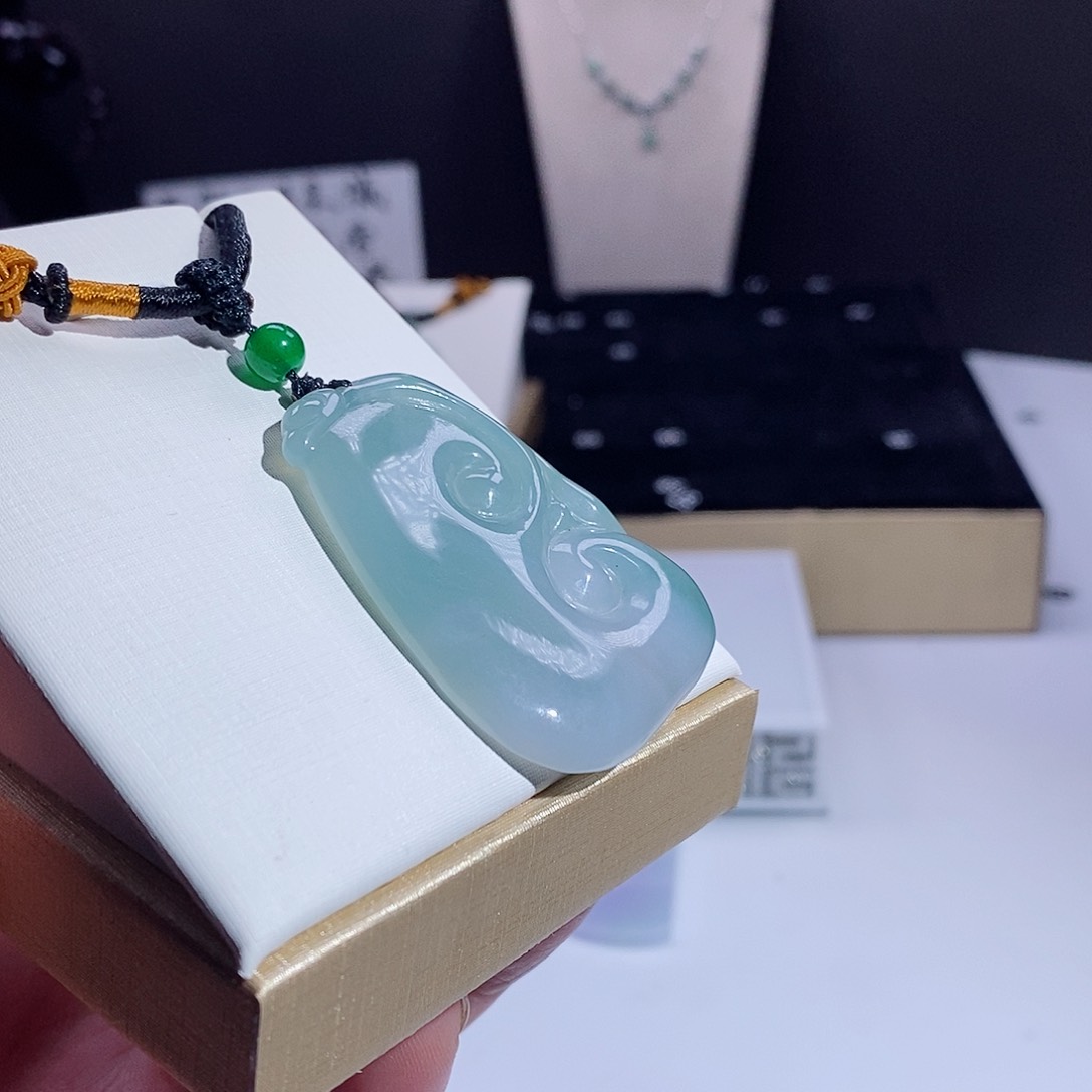 翡翠颈饰未镶嵌如意