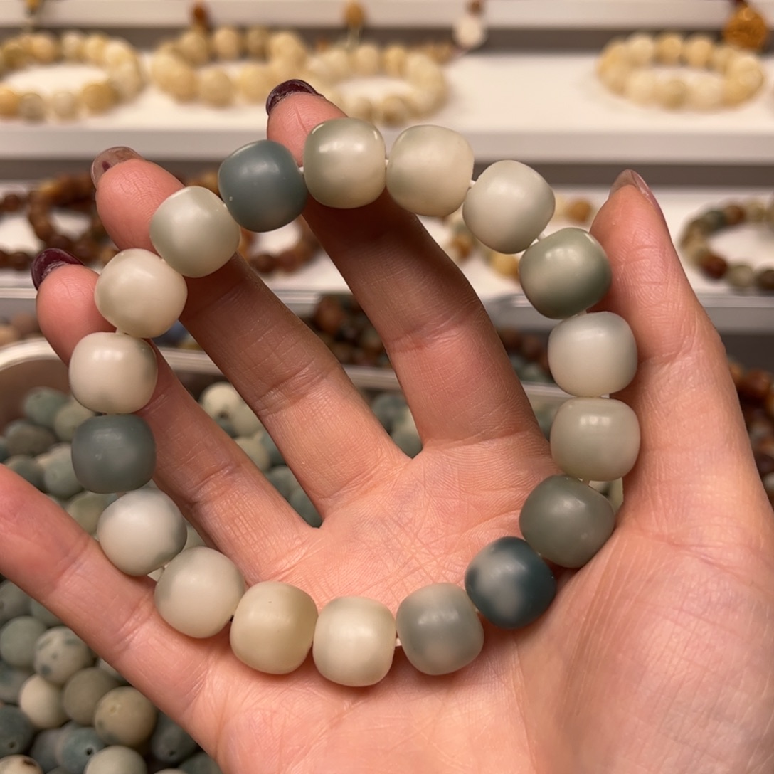 白玉菩提手串绿飘花手串