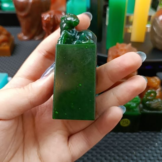 知***己寿山石印石倔绿唐马