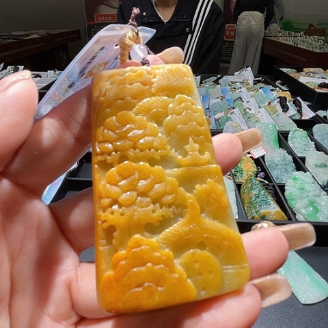 翡翠未镶嵌颈饰一个