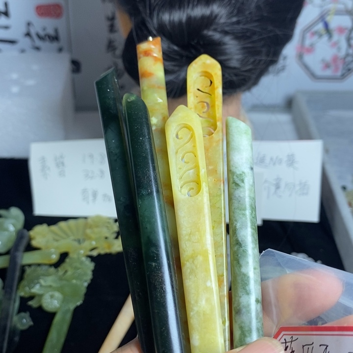 薛****未镶嵌蛇纹石玉发饰