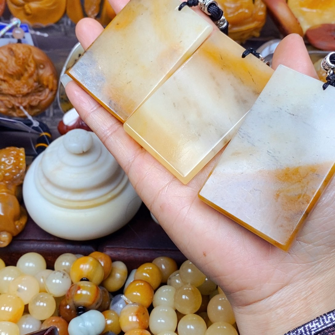 石英质玉（黄龙玉）颈饰未镶嵌