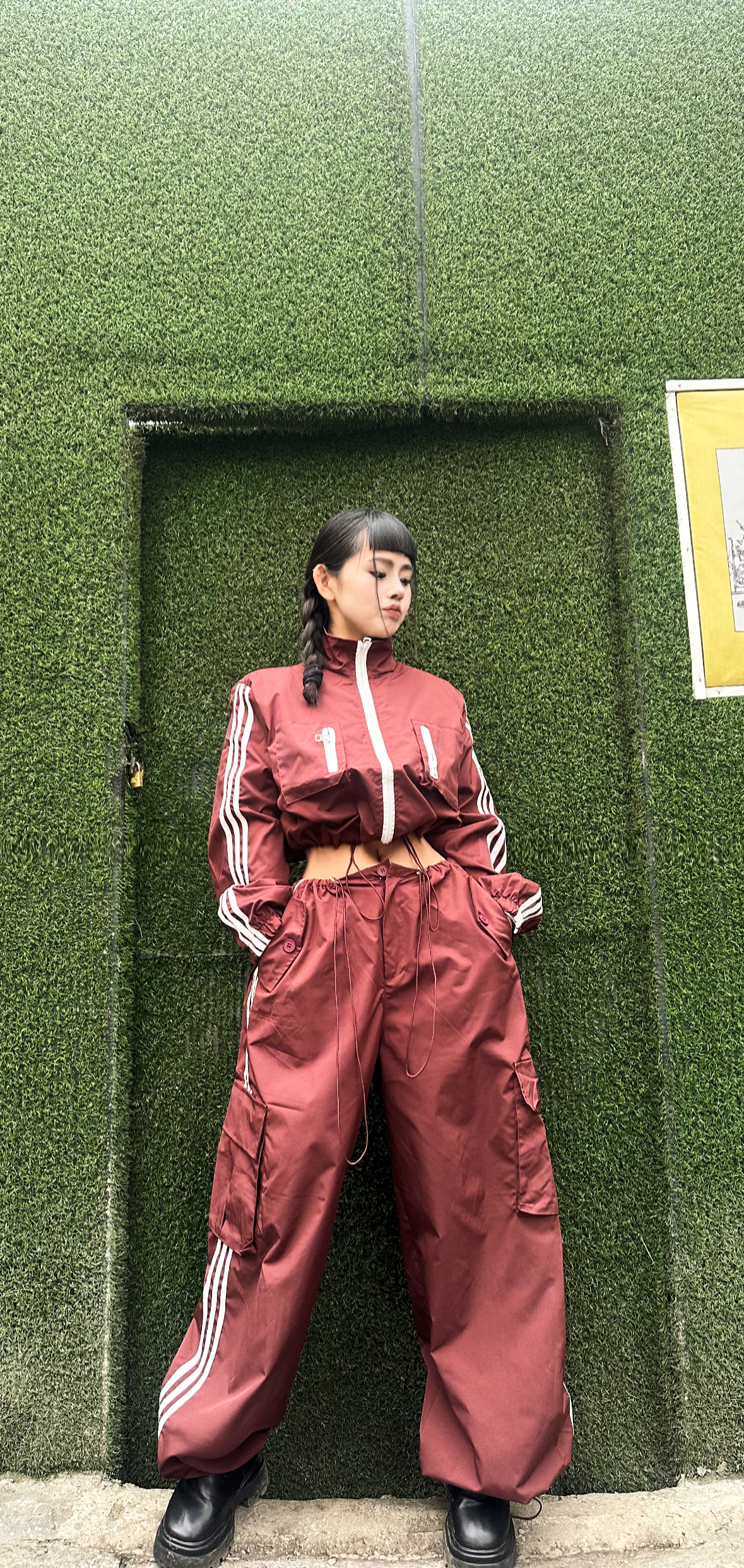 酒红色潮拍套装。