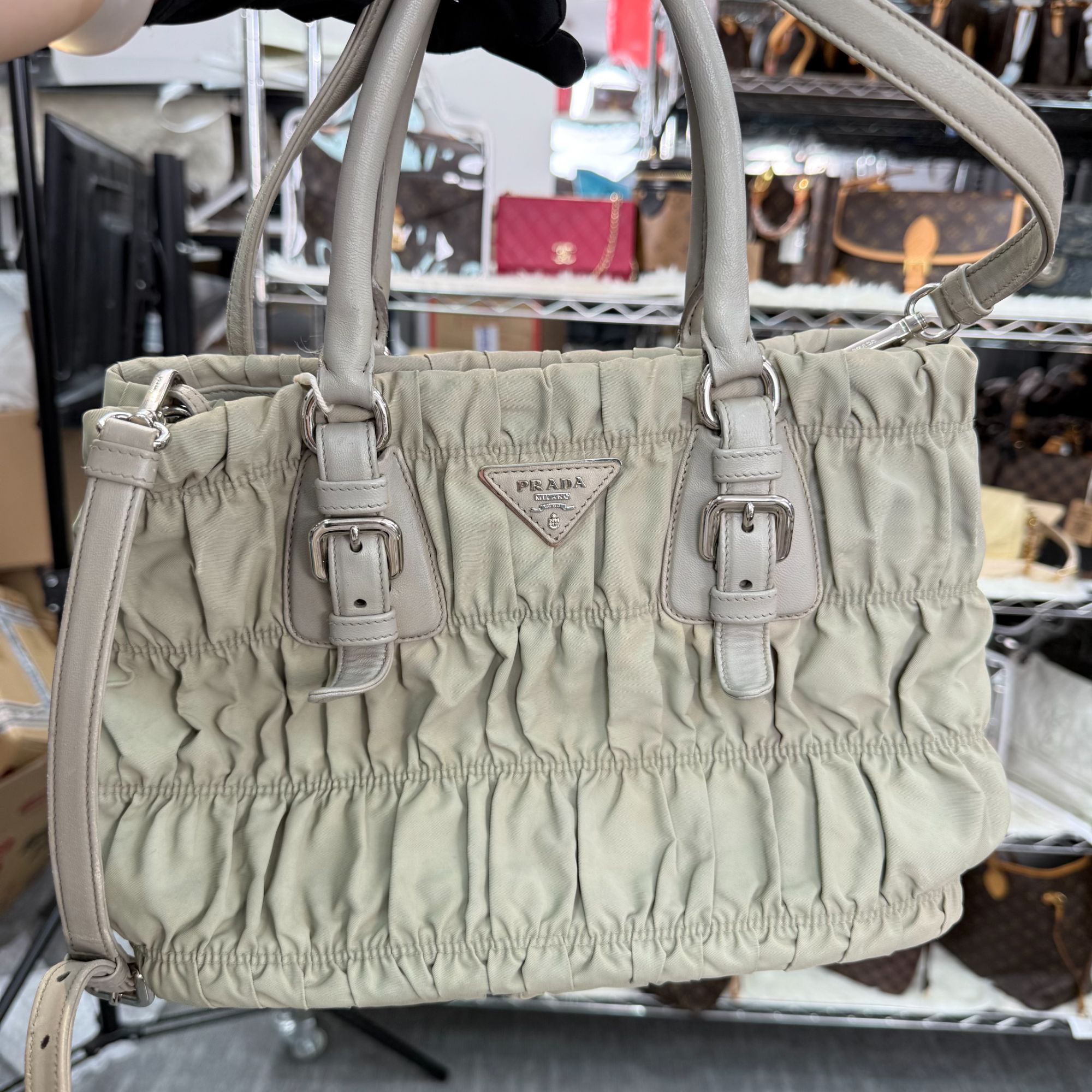 95新 Prada/普拉达 水泥灰色降落伞手提包/H03503