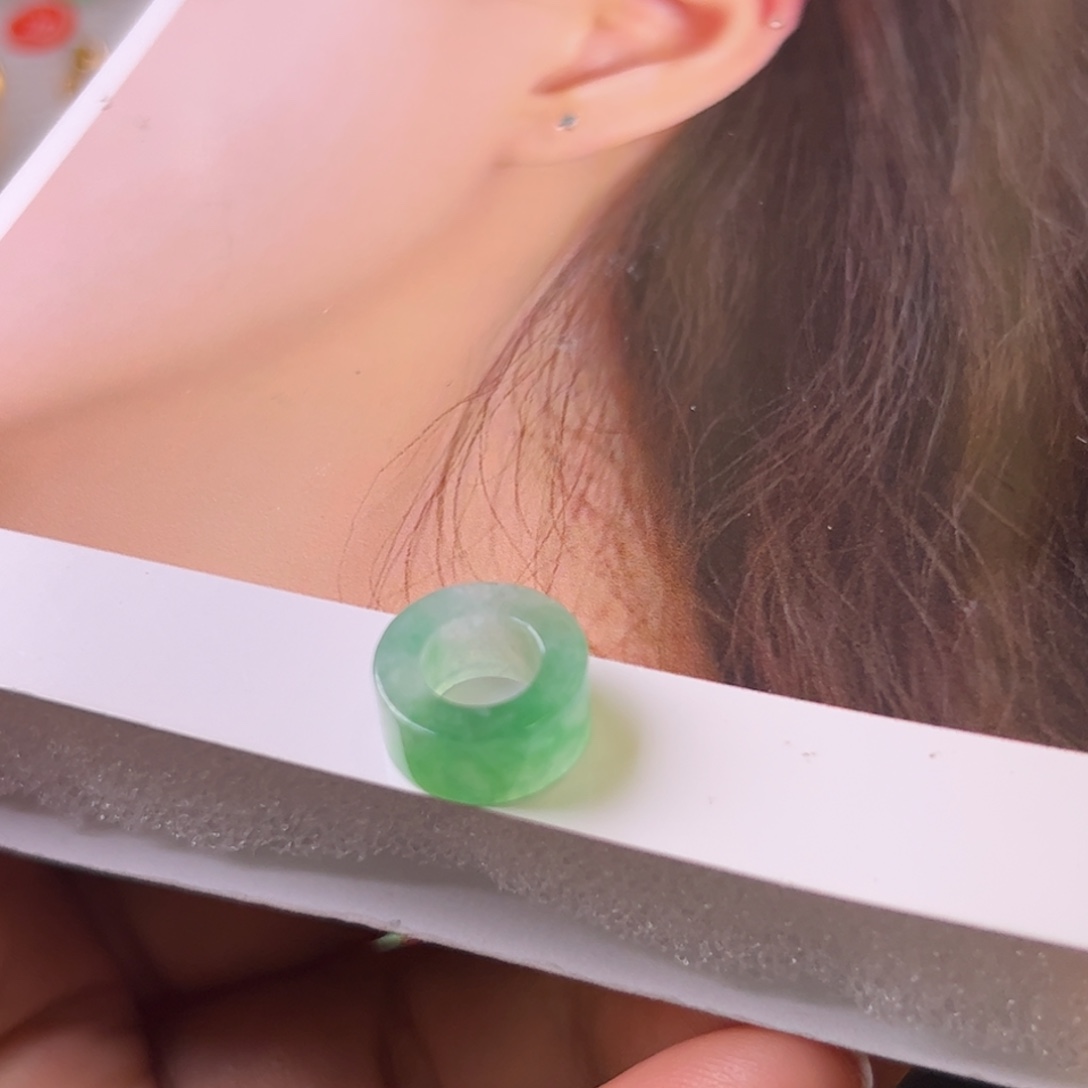 翡翠颈饰未镶嵌路路通