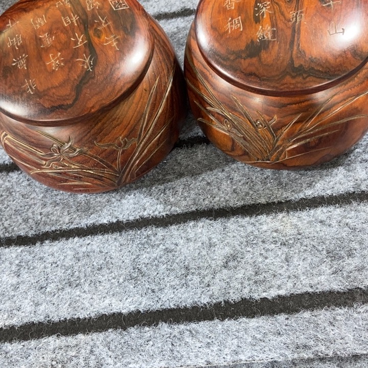 五***里贡木罐子一对一对。 