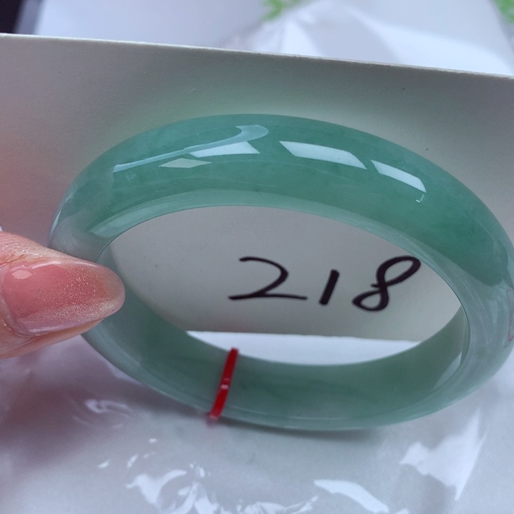 翡翠手镯未镶嵌翡翠