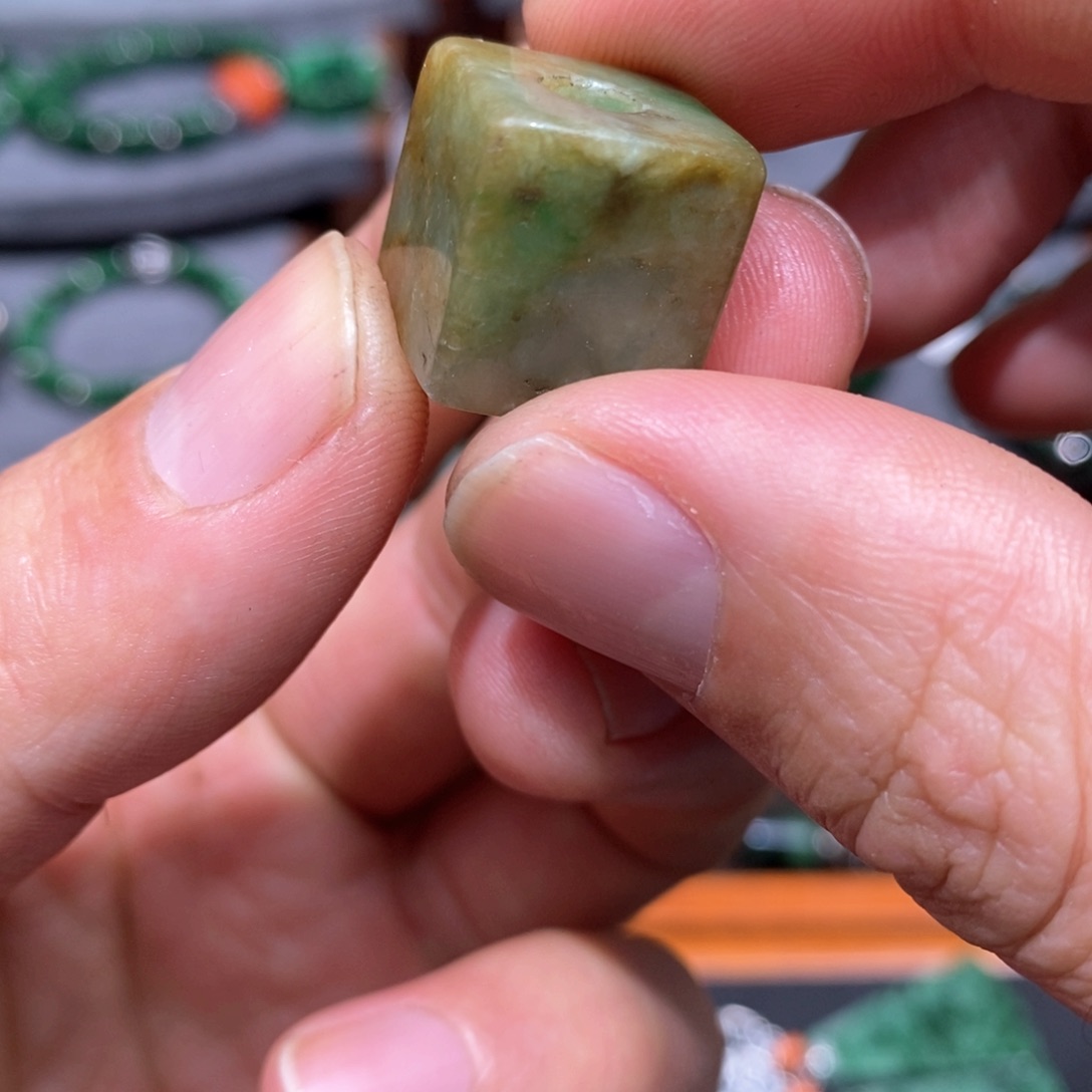 翡翠散珠漂亮美眉